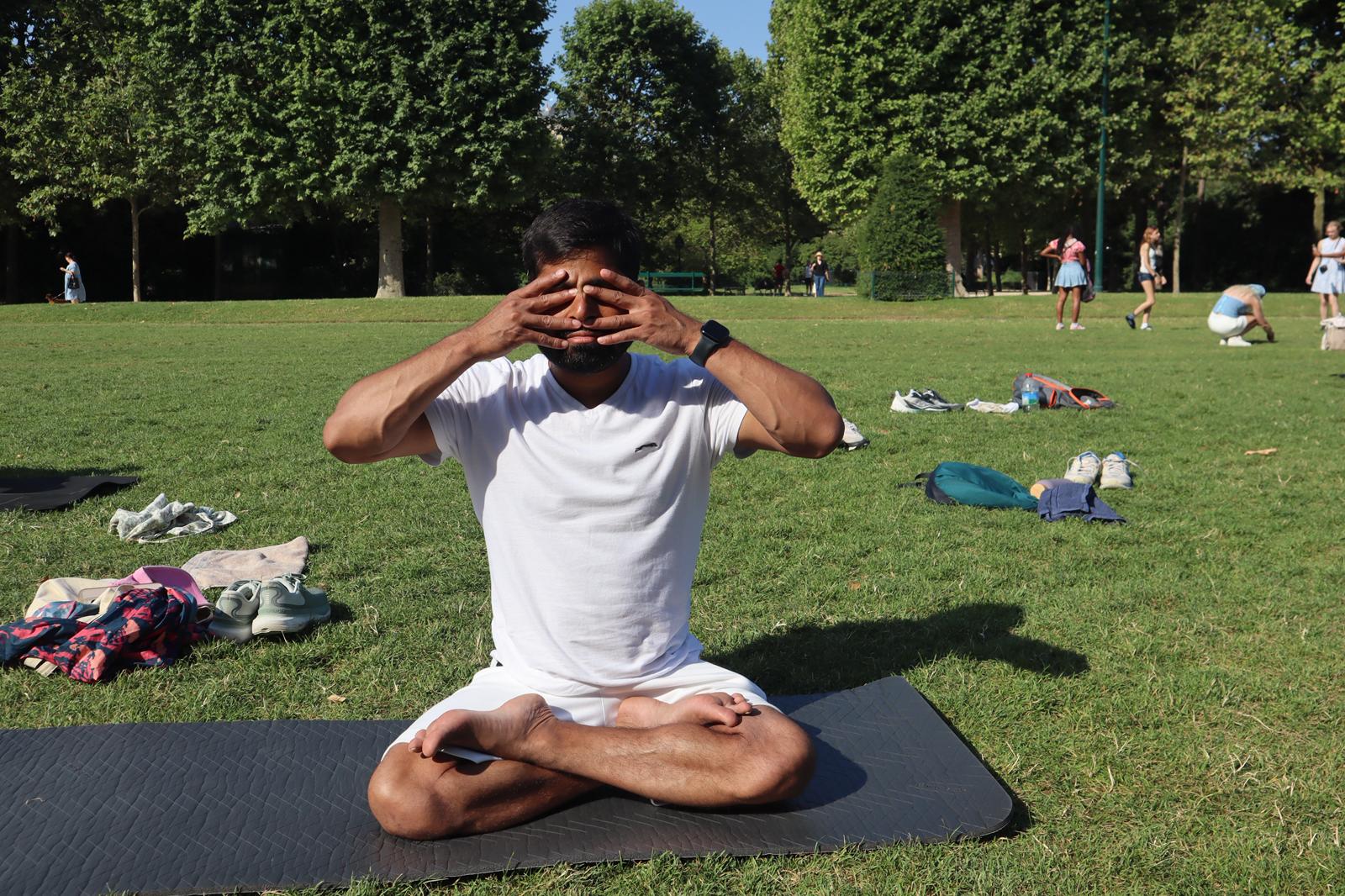 Méditation en lotus dans un parc parisien