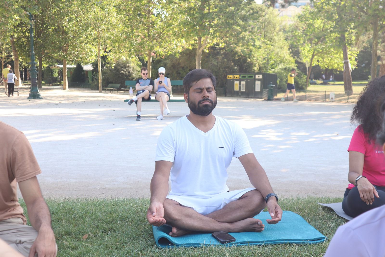 Jitendra en méditation, posture du lotus, dans un parc parisien