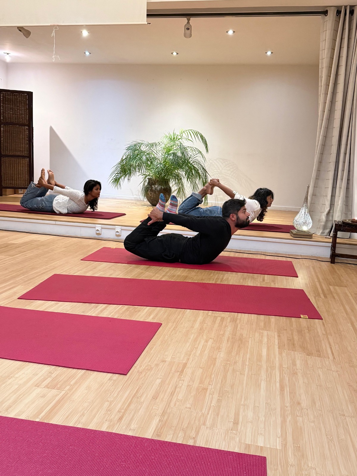 Cours de Hatha Yoga au studio Passy — Dhanurasana (posture de l'arc)