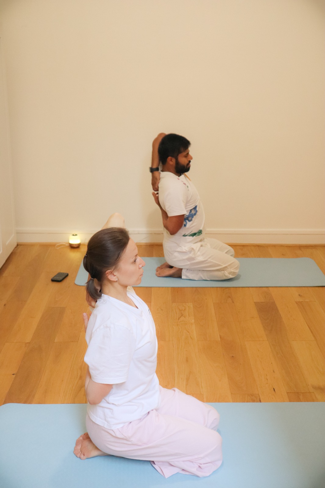 Assis en vajrasana, ouverture des épaules mains liées dans le dos · studio Passy