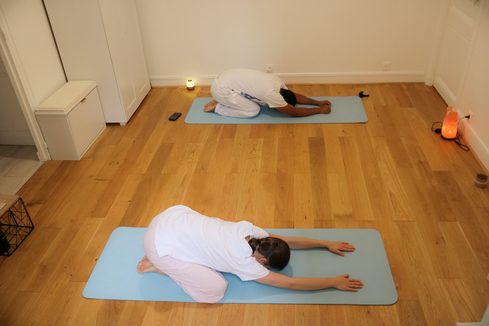 Balasana · posture de l'enfant, bras étendus vers l'avant · studio Passy