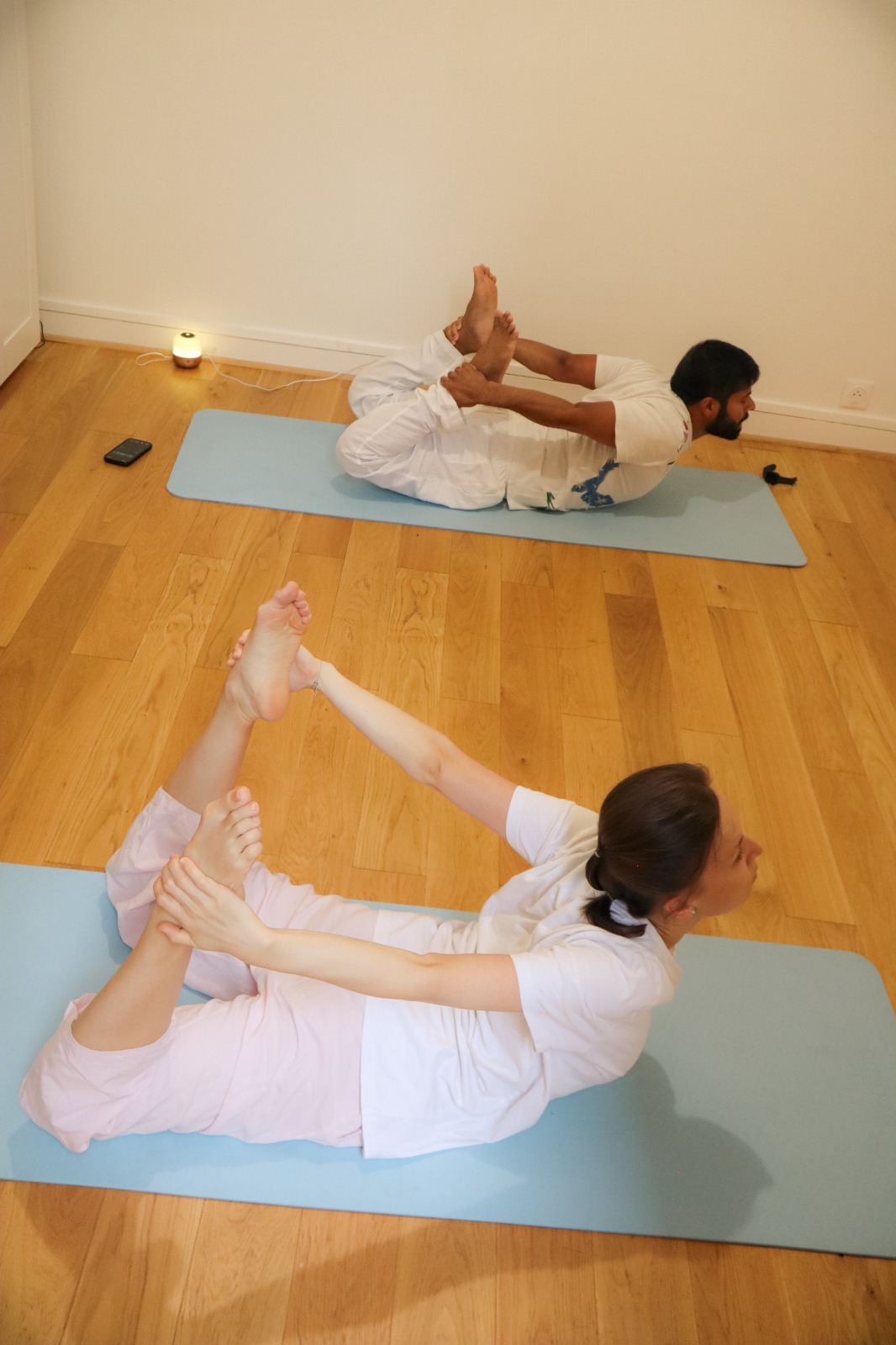 Étirement des ischio-jambiers allongé sur le dos · supta padangusthasana · studio Passy