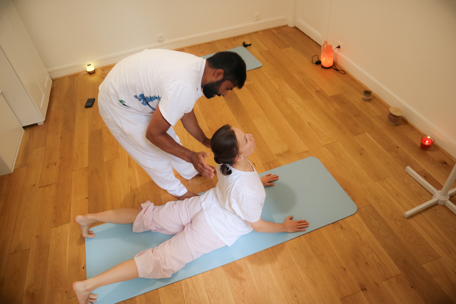 Bhujangasana · posture du cobra, ajustement guidé de l'ouverture du buste · studio Passy