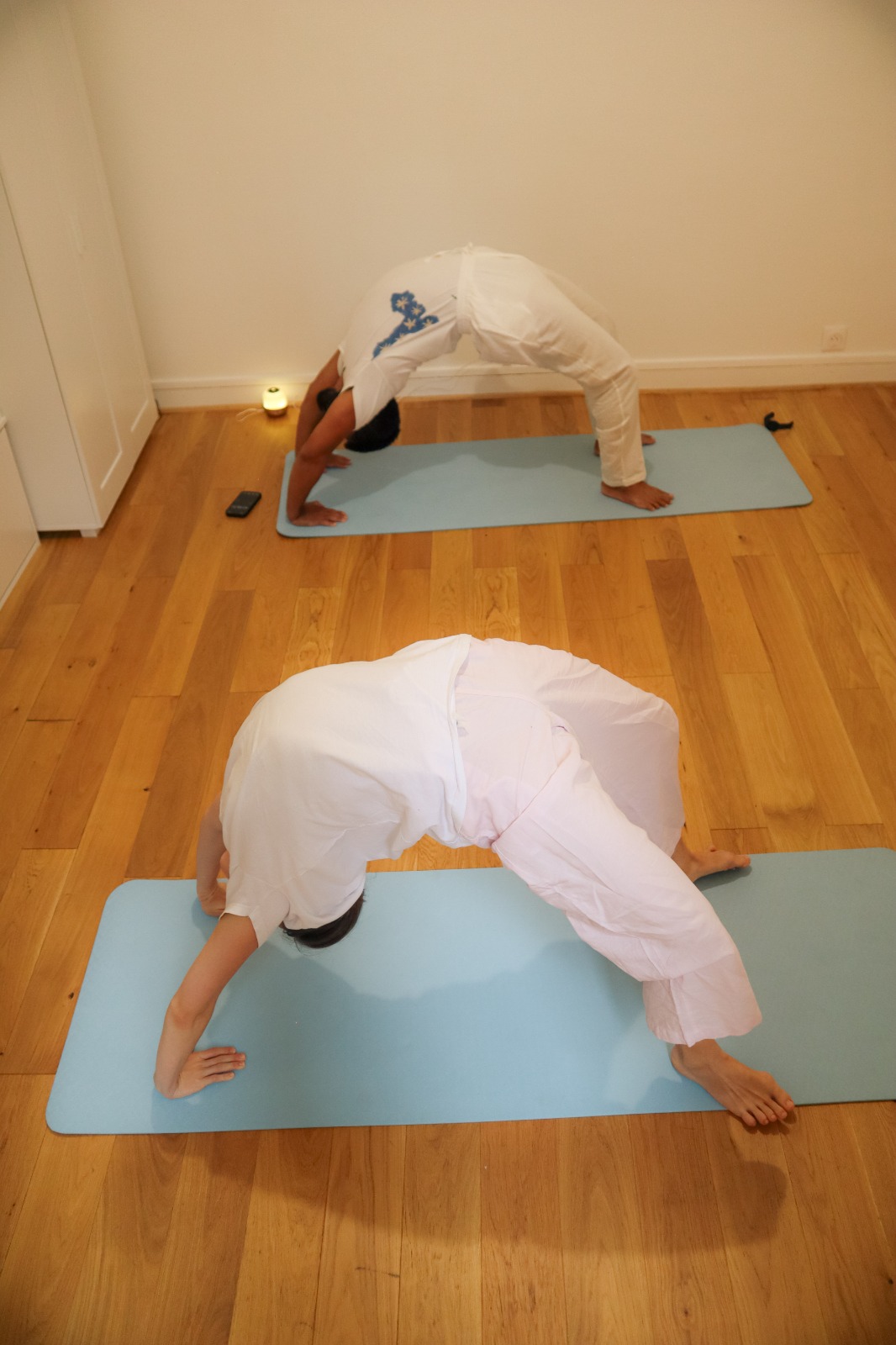 Adho mukha svanasana · chien tête en bas, alignement du dos et des épaules · studio Passy