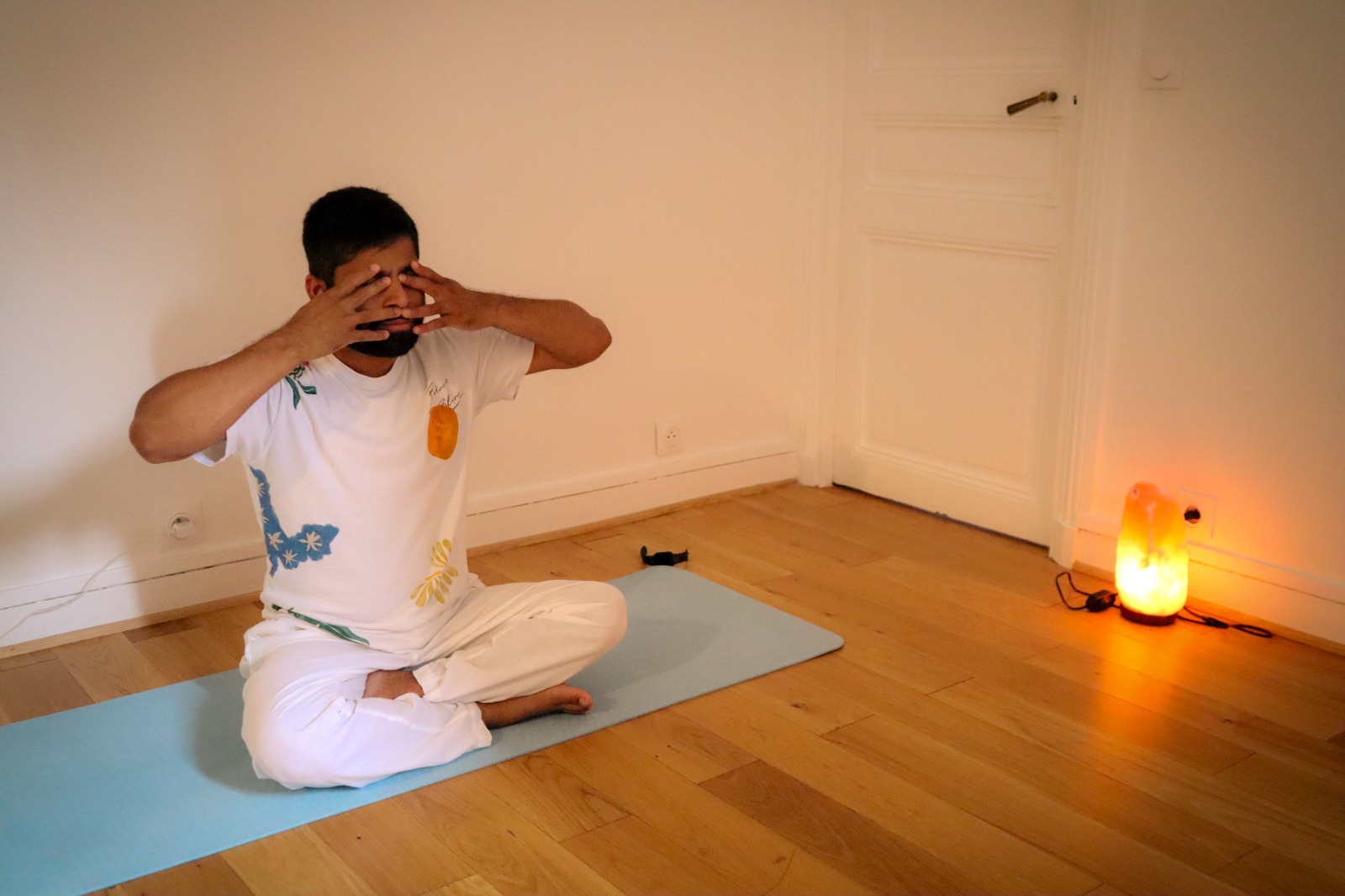 Palming · relaxation des yeux après pratique, paumes posées sur les paupières · studio Passy
