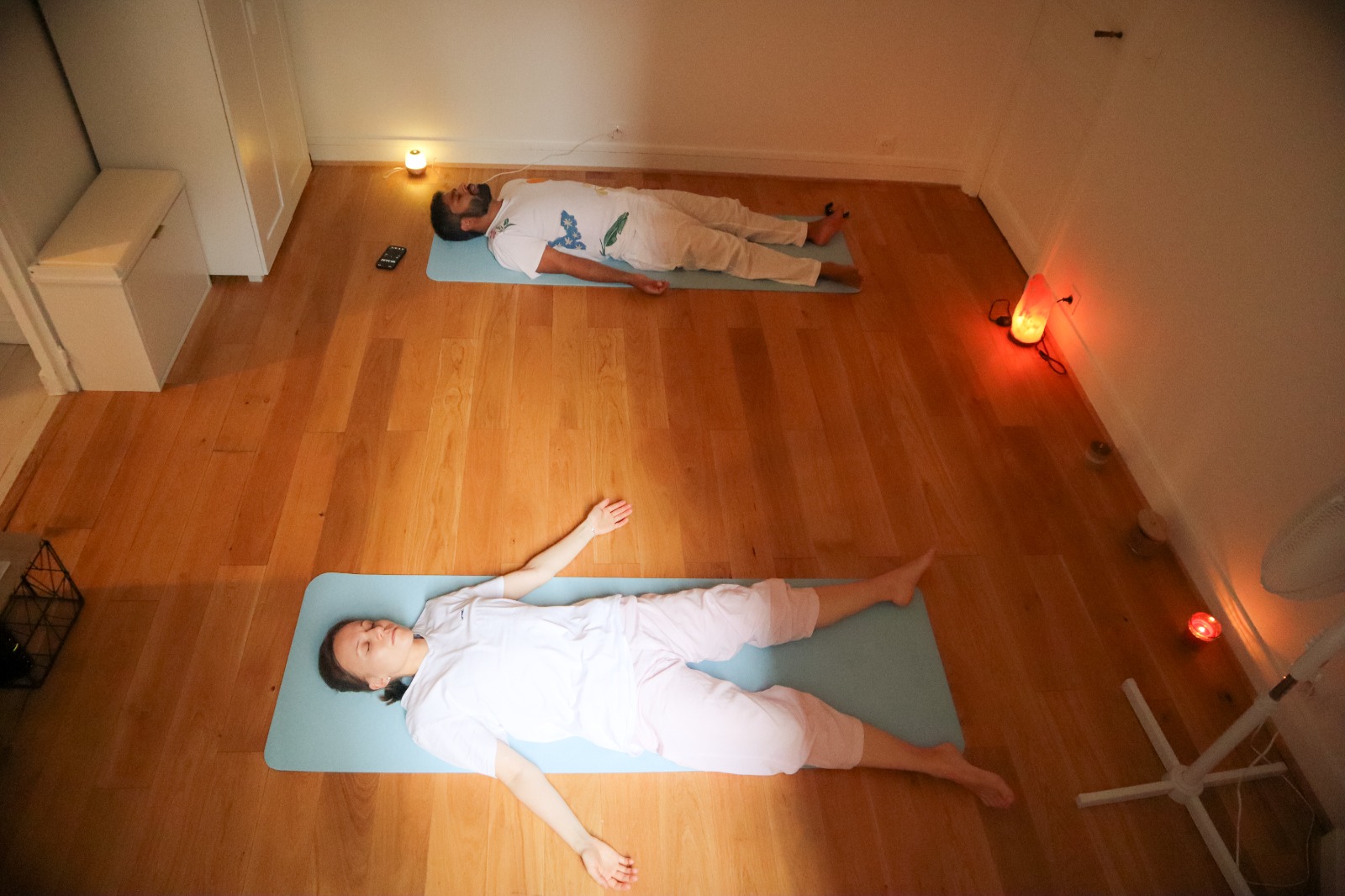 Savasana · posture de la relaxation finale, corps entièrement relâché · studio Passy