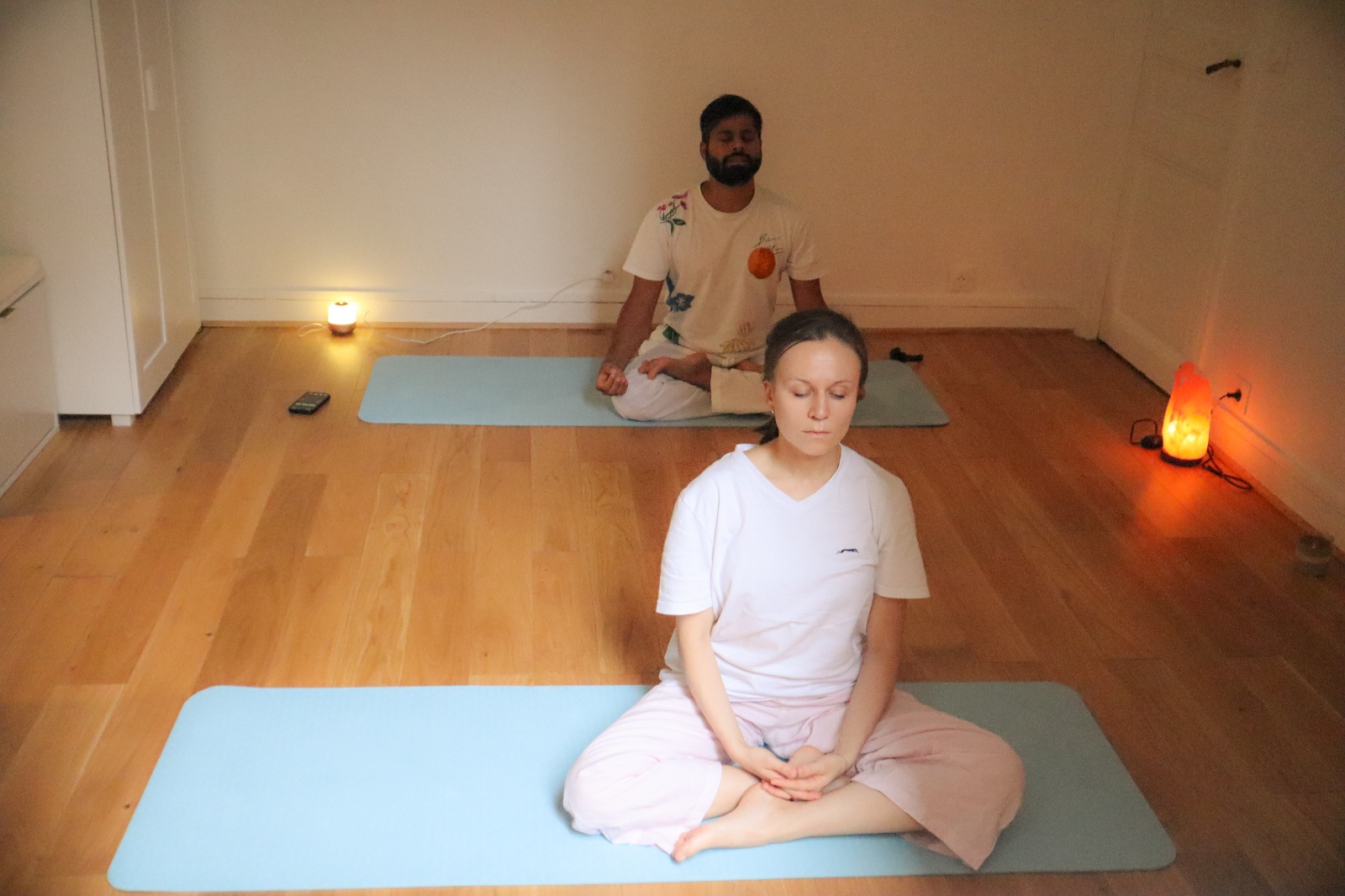 Padmasana · méditation assise en lotus, respiration silencieuse · studio Passy